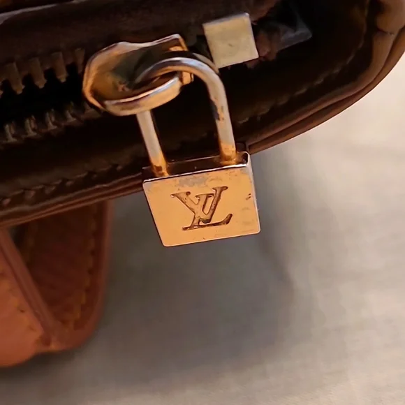 Louis Vuitton Authentic Vernis Square Tote - Picture 2 of 7